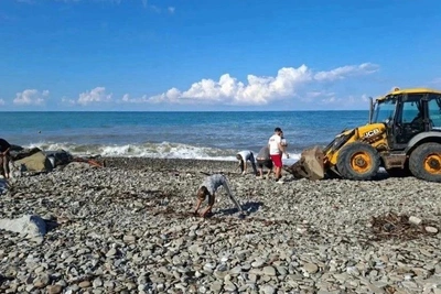 С пляжей Сочи вывезли более 35 тонн мусора после шторма