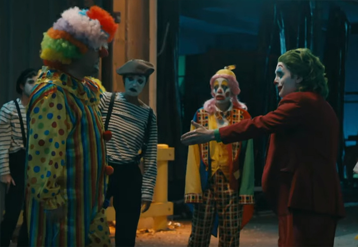 Клоуны устроили массовую драку в сатирическом ролике, посвященном фильмам «Джокер» и «Оно» (видео)