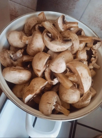 Перед варкой разрежьте шампиньоны на половинки или четвертинки | Источник: Закамские Шампиньоны | Пермь | Усть-Качка / Vk.com