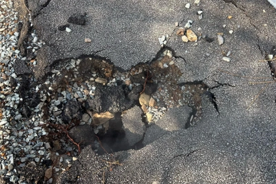 Прорыв водопровода в Артеме: улица затоплена, 6 тыс. без воды