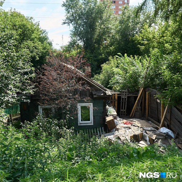 Дальше улицы Нижегородской рельеф становится более крутым: дома словно оказываются в овраге | Источник: Александр Ощепков / NGS.RU