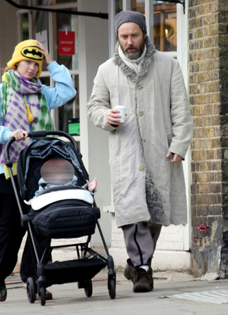 Семейные узы: Джуд Лоу на прогулке с дочерью-моделью Айрис