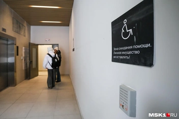 Не поздоровилось и табличке «Зона ожидания помощи» | Источник: Артём Устюжанин / MSK1.RU