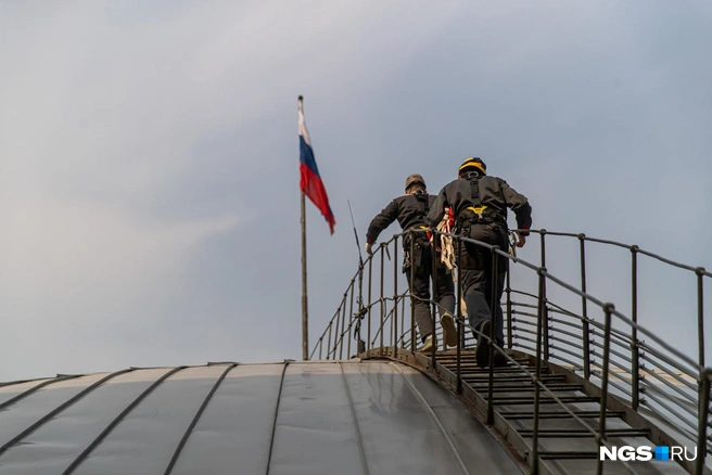 Обычно на куполе НОВАТа развевается флаг России | Источник: Александр Ощепков / NGS.RU