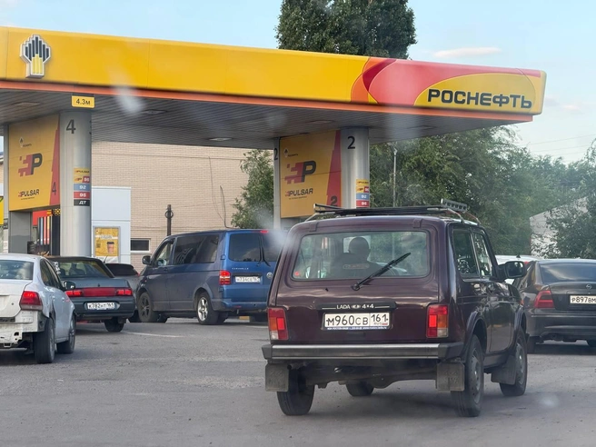 В слободе Родионово-Несветайской выстроились очереди на АЗС, потому что соседняя по пути автозаправка «Лукойла» не работала | Источник: Ренат Дайнутдинов / 161.RU