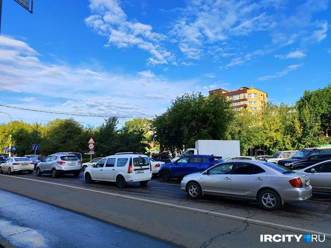 Пробка на Чкалова утром 11 августа растянулась до самого сквера | Источник: Алина Ринчино / «ИрСити»