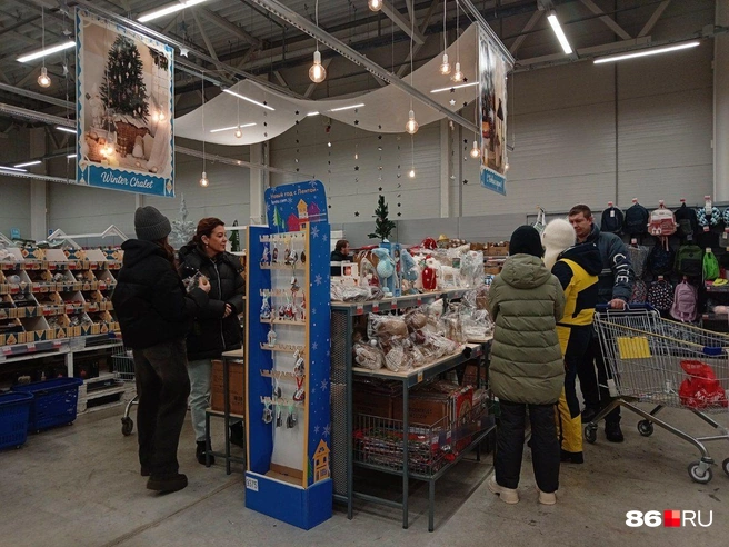 Некоторые в последние дни перед праздником просматривают новогодние украшения | Источник: Мария Гришкина / 86.RU