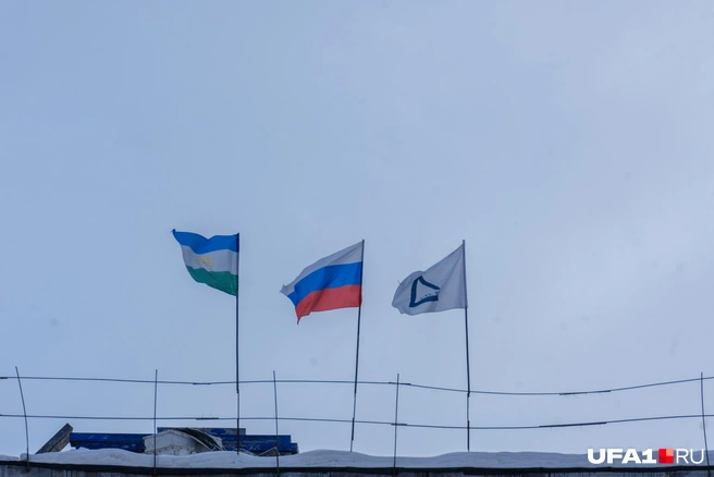 Три флага на крыше стройки | Источник: Булат Салихов / UFA1.RU