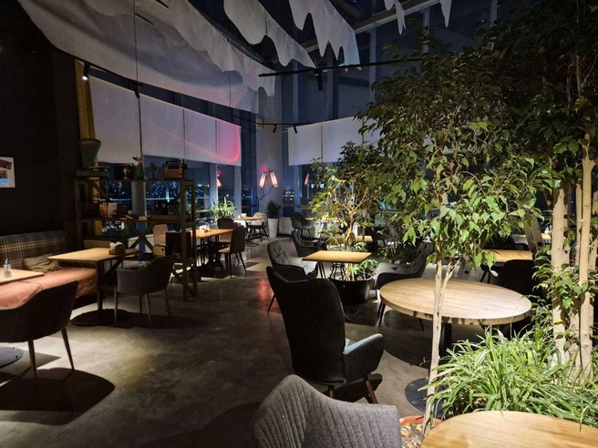 Интерьер оригинальный, много зелени и милых деталей | Источник: «Чердак»