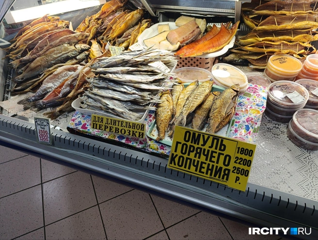 Местные частенько берут омуль горячего копчения, чтобы сразу его съесть дома | Источник: Даниил Конин / «ИрСити»
