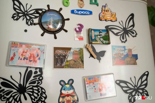 В доме повсюду фотографии семьи и Дениса в военной форме. За полгода до трагедии он вернулся из армии | Источник: Илья Чикотин / 72.RU