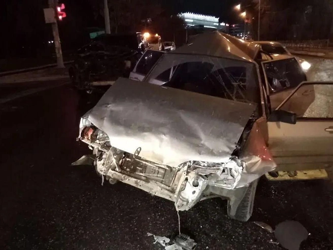 Машина Lada была сильно деформирована после удара. | Источник: ИА «Ночные новости»