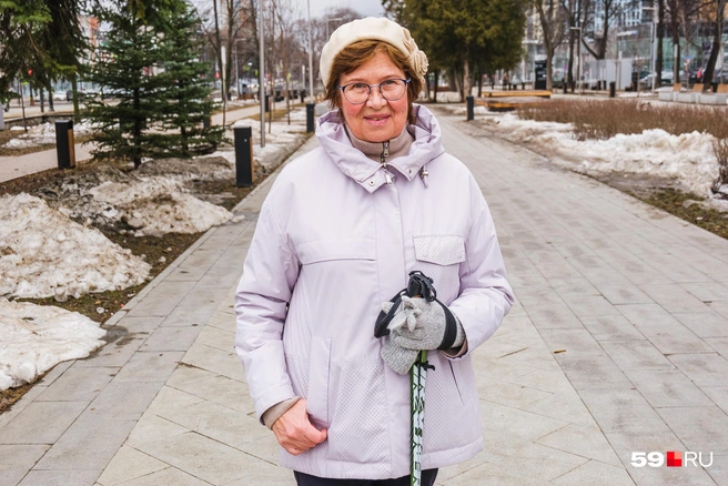 Лариса Геннадьевна говорит, что чувствует себя молодой, но сил на работу после 70 лет уже не хватает | Источник: Тимофей Калмаков / 59.RU