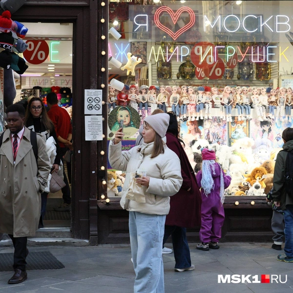 На память в знойную Африку увозят матрешек и меховые шапки | Источник: Артём Устюжанин / MSK1.RU