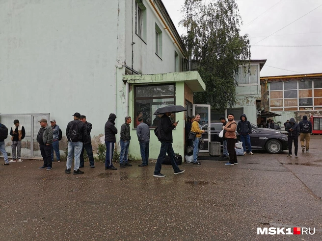 Постояльцев отеля пока что не запускают внутрь | Источник: Алевтина Аношкина / MSK1.RU