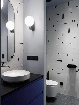 Плитка, 41zero42 и Casalgrande padana. Сантехника, Ritmonio и Alice Ceramica. Зеркало, Miralls. Бра Journey SHY2, &amp;Tradition. Аксессуары, Swog. | Источник: Елизавета Гуровская. Стиль: Кира Прохорова