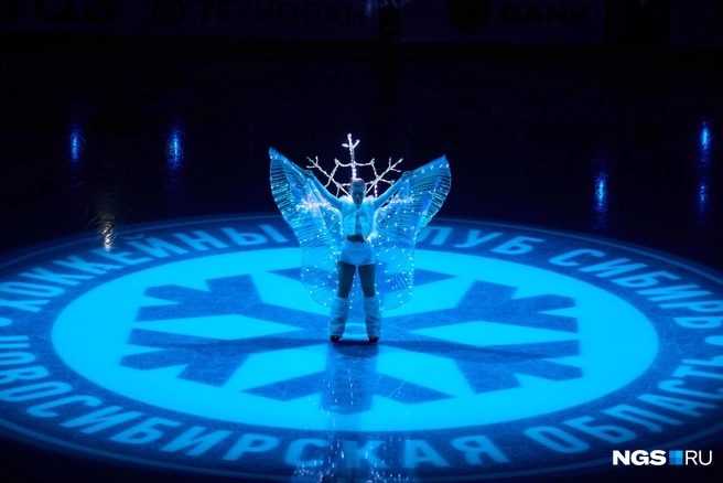 Гостям устроили ледовое шоу перед игрой | Источник: Александр Ощепков / NGS.RU