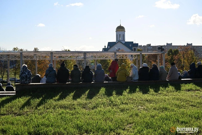 «Люди будут идти в клинику и прозревать». Фёдоровский сквер у метро «Дунайская» открыли после благоустройства | Источник: Андрей Бок / «Фонтанка.ру»