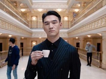 Нурлан Сабуров, которому запретили въезд в Россию на 50 лет, улетает в Казахстан — кадры из аэропорта