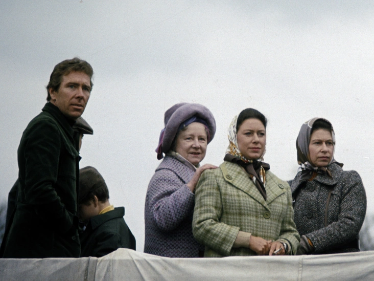 Энтони Армстронг-Джонс, лорд Сноудон, вместе с королевской семьей — королевой-матерью, своей женой Маргарет и Елизаветой на конных соревнованиях в Бадминтоне, 14 апреля 1973