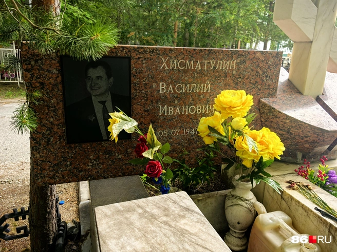 Могилу знаменитого сургутянина можно найти неподалеку с администрацией Чернореченского кладбища | Источник: Анастасия Шевякова / 86.RU