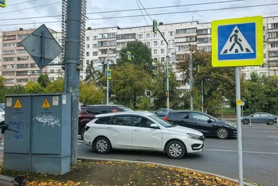 На Братьев Кашириных заработал новый переход со светофором