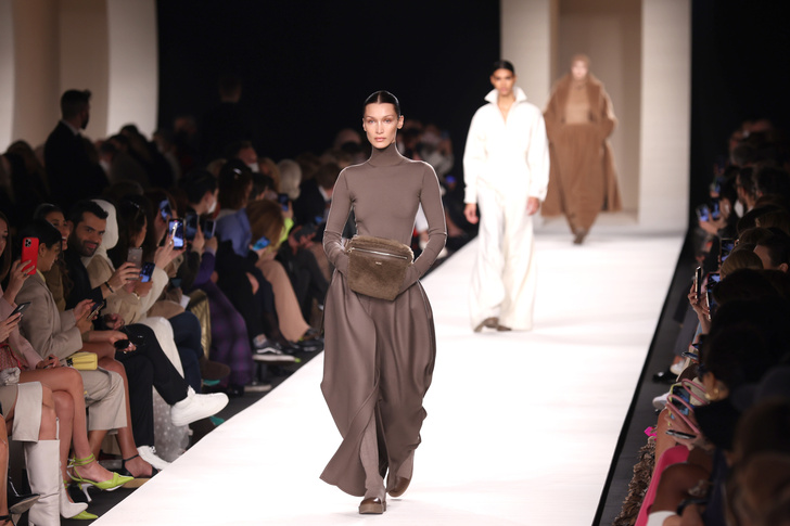 Как выглядит самая модная и необычная сумка будущих сезонов? Показывает Белла Хадид на показе Max Mara в Милане