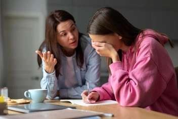 «Мама издевалась надо мной всегда, но к концу 11 класса жить с ней стало просто невыносимо»