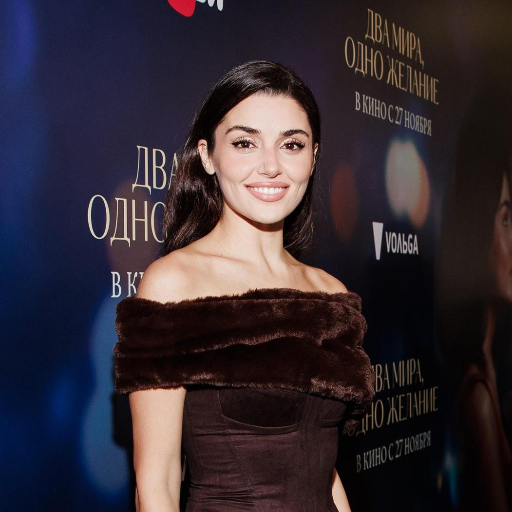 Второй визит Ханде Эрчел в Москву: звезда «Постучись в мою дверь» убежала от фанатов, зато обратилась к ним со сцены