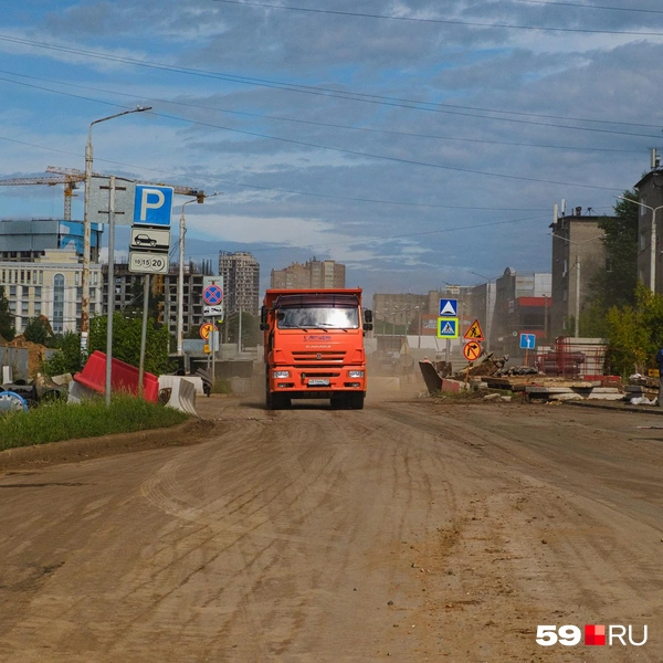 Старый участок улицы Пушкина ещё не начинали реконструировать — здесь до сих пор старый асфальт | Источник: Тимофей Калмаков / 59.RU