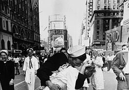 Поцелуй на Таймс-сквер как символ окончания войны: история одного фото