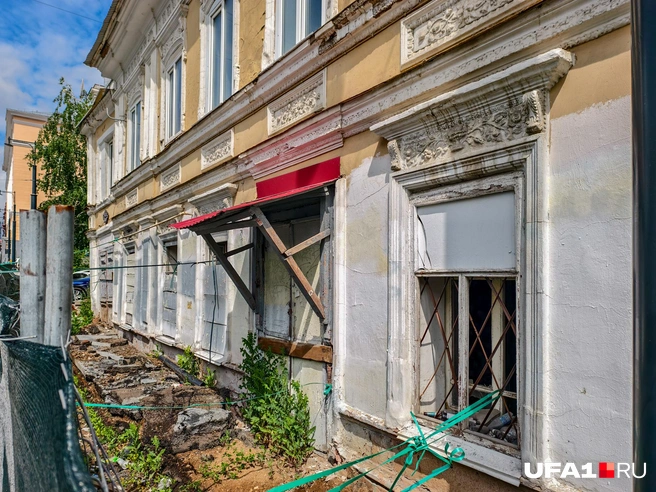 Фасад главной усадьбы выглядит плохо | Источник: Булат Салихов / UFA1.RU