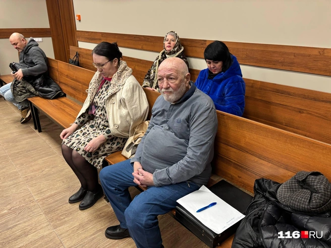 На фото&nbsp;— Лифшиц и его «группа поддержки» | Источник: Регина Алтынбаева / 116.RU