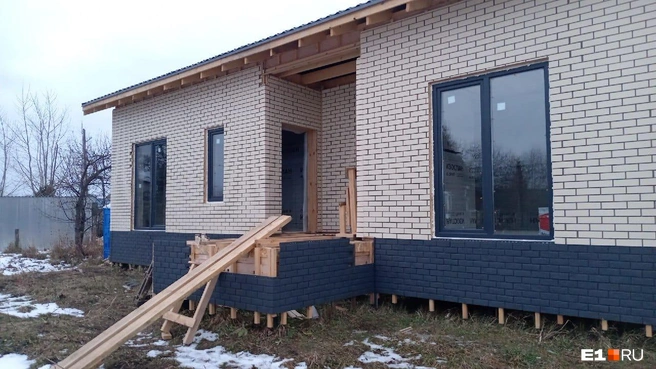 Компания оставила дом с недоделанными облицовкой, терассой, крыльцом и коммуникациями | Источник: читатель E1.RU