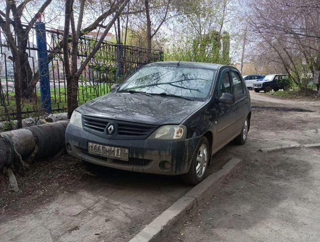 «Очередной парковочный „козел“,&nbsp;— написал читатель. —&nbsp;Тротуар возле стадиона „Лидер“ в Ленинском районе. Дорога ведет в школу, по ней ежедневно проходят сотни деток, и этот „товарищ“ облюбовал местечко. Наблюдаю его уже не первый раз». | Источник: читатель 74.RU