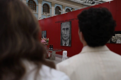 Захарова и портреты Путина: открытие фестиваля в Гостином дворе