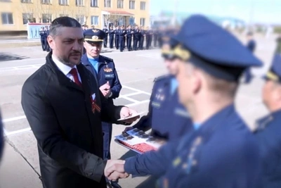 Осипов вручил награды летчикам 120-го полка в Забайкалье