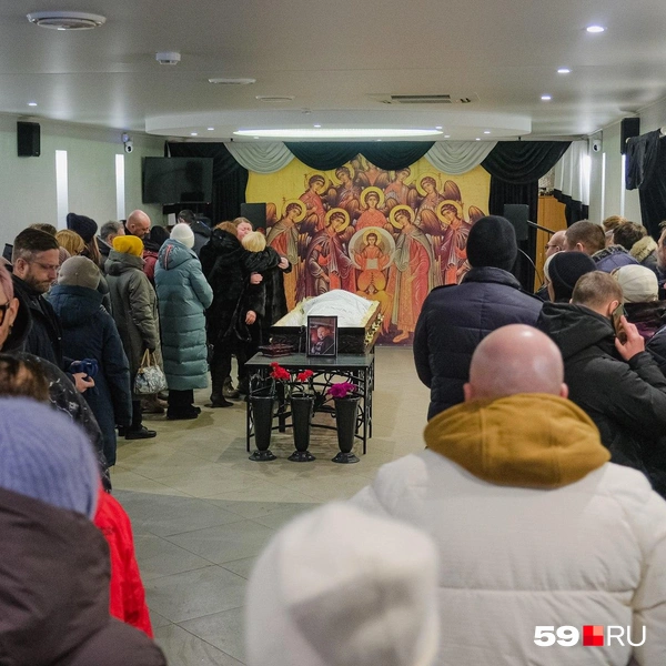 Попрощаться с Дмитрием пришли не только родные, но и те, кто хорошо знал его по квизам, КВН и стендапу | Источник: Тимофей Калмаков / 59.RU