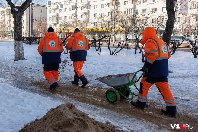 Пока единственным действенным решением коммунальщиков остается песок  | Источник: Алексей Волхонский / V1.RU