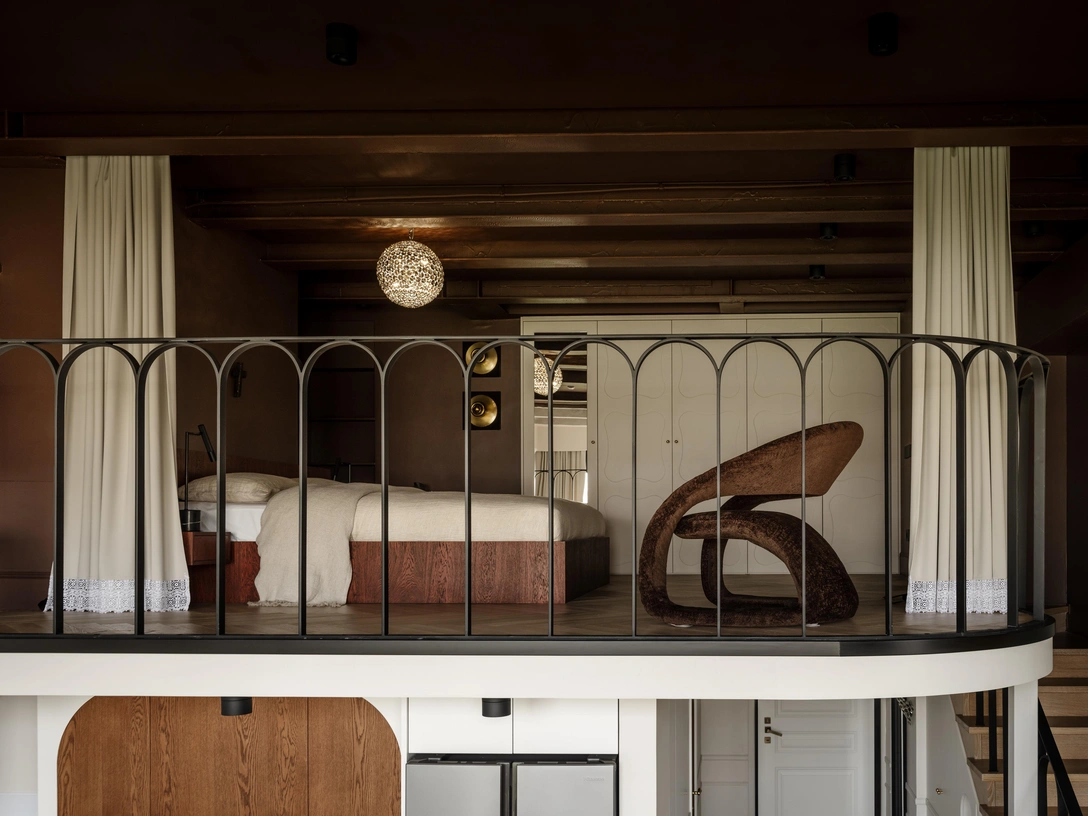 Интерьер недели: смотрим эклектичную квартиру в Москве с антресольным этажом и неожиданными акцентами | Источник: Михаил Лоскутов. Стиль: Yes we may