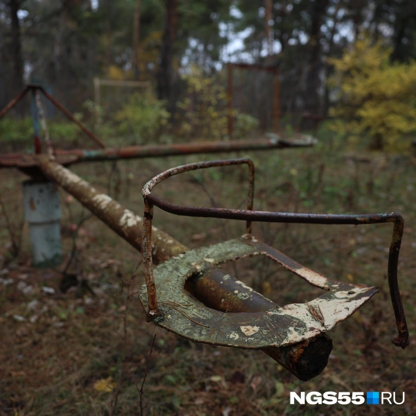 Эти качели уже давно пустуют | Источник: Евгений Софийчук / NGS55.RU