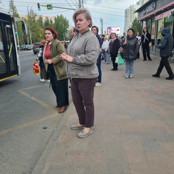 Каждое утро огромные толпы людей стоят на остановках города | Источник: Светлана Коновалова / YA62.RU
