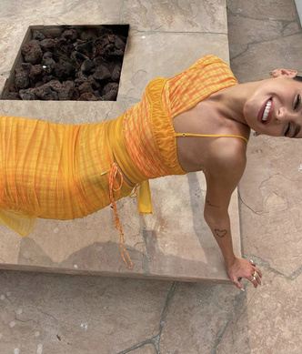 Сиять ярче солнца: Дуа Липа и ее платье, которое идеально подойдет для последней летней вечеринки