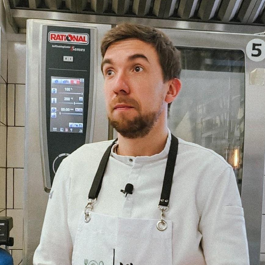 <p>Максим Кулешов</p>