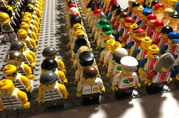 41-летний бельгиец собрал 11 тысяч фигурок Lego. Посмотрите на его гигантскую армию