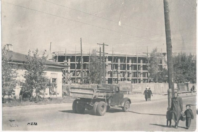 Строительство кинотеатра в 1952 году | Источник: Забайкальский краевой краеведческий музей