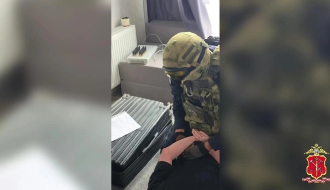 В Петербург из Мытищ доставили предполагаемого пособника телефонных аферистов | Источник: ГУ МВД РФ по Санкт-Петербургу и Ленобласти