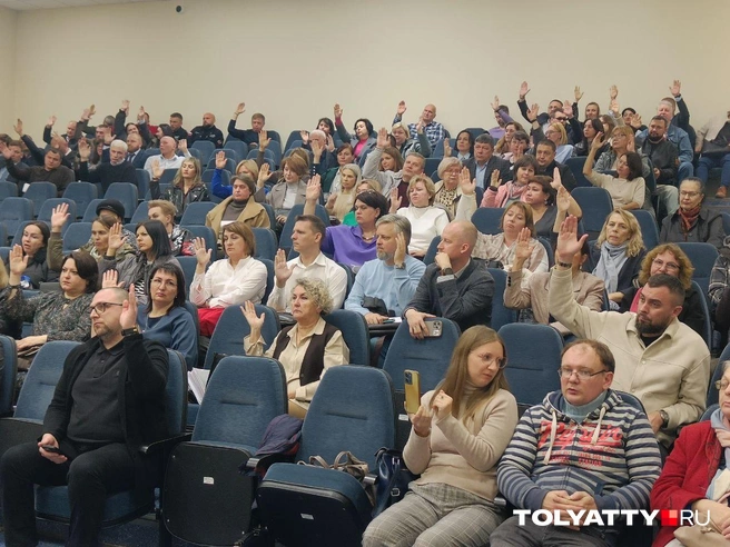 Глядя на поднятые руки, нетрудно догадаться, что большинство тех, кто пришел на слушания, одобрили проект чиновников | Источник: Юлия Дроглева