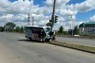 Четверо пострадали при въезде маршрутки в столб в Оренбурге