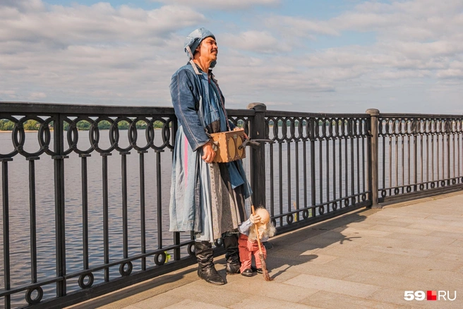 Артур выступает у малого амфитеатра набережной | Источник: Тимофей Калмаков / 59.RU